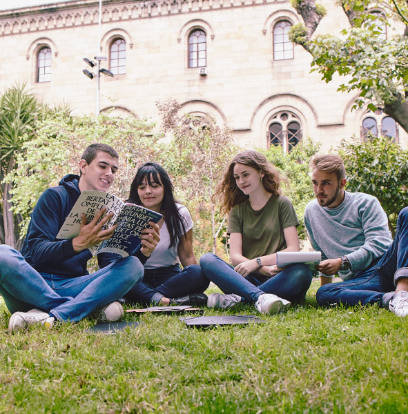 Estudiants a l'Edifici Històric